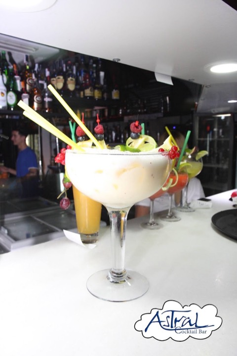Astral Bar Coctelería — the food and the room